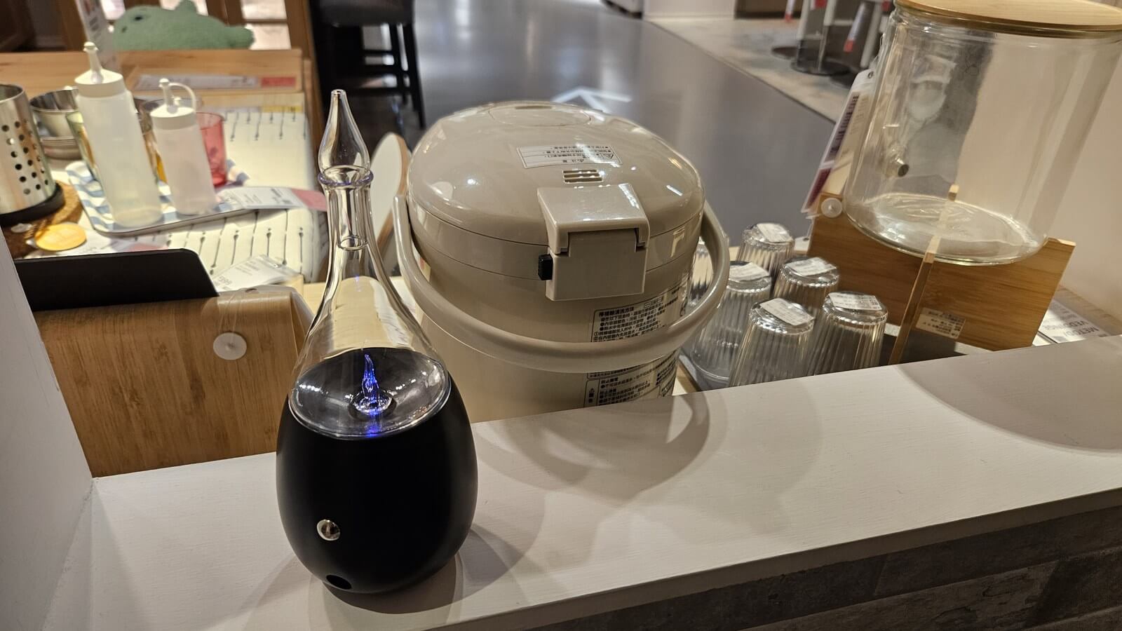 黑色蛋形底座的擴香儀擺在廚房檯面上