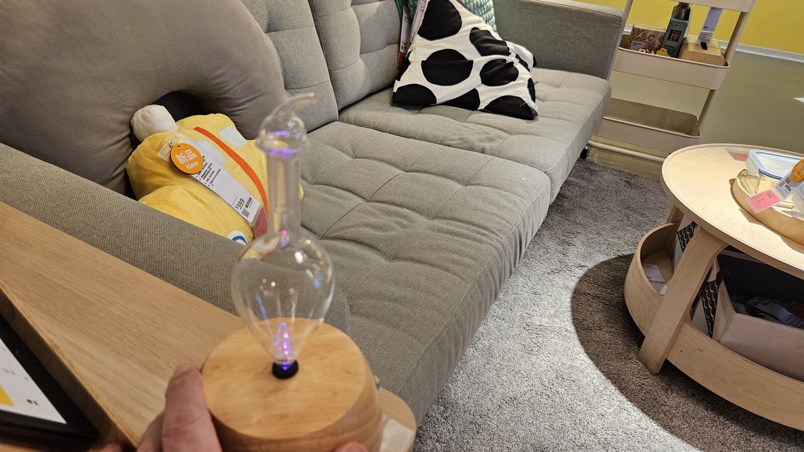 淺木座清透淚滴玻璃的無水精油擴香機，於灰色沙發客廳場景