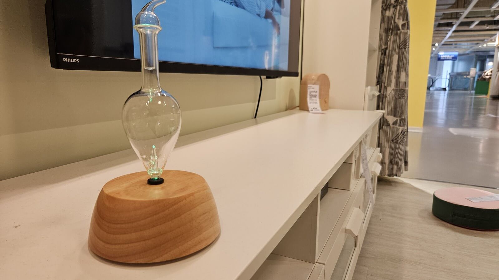 木座玻璃擴香儀放在臥室針織毯上的情境