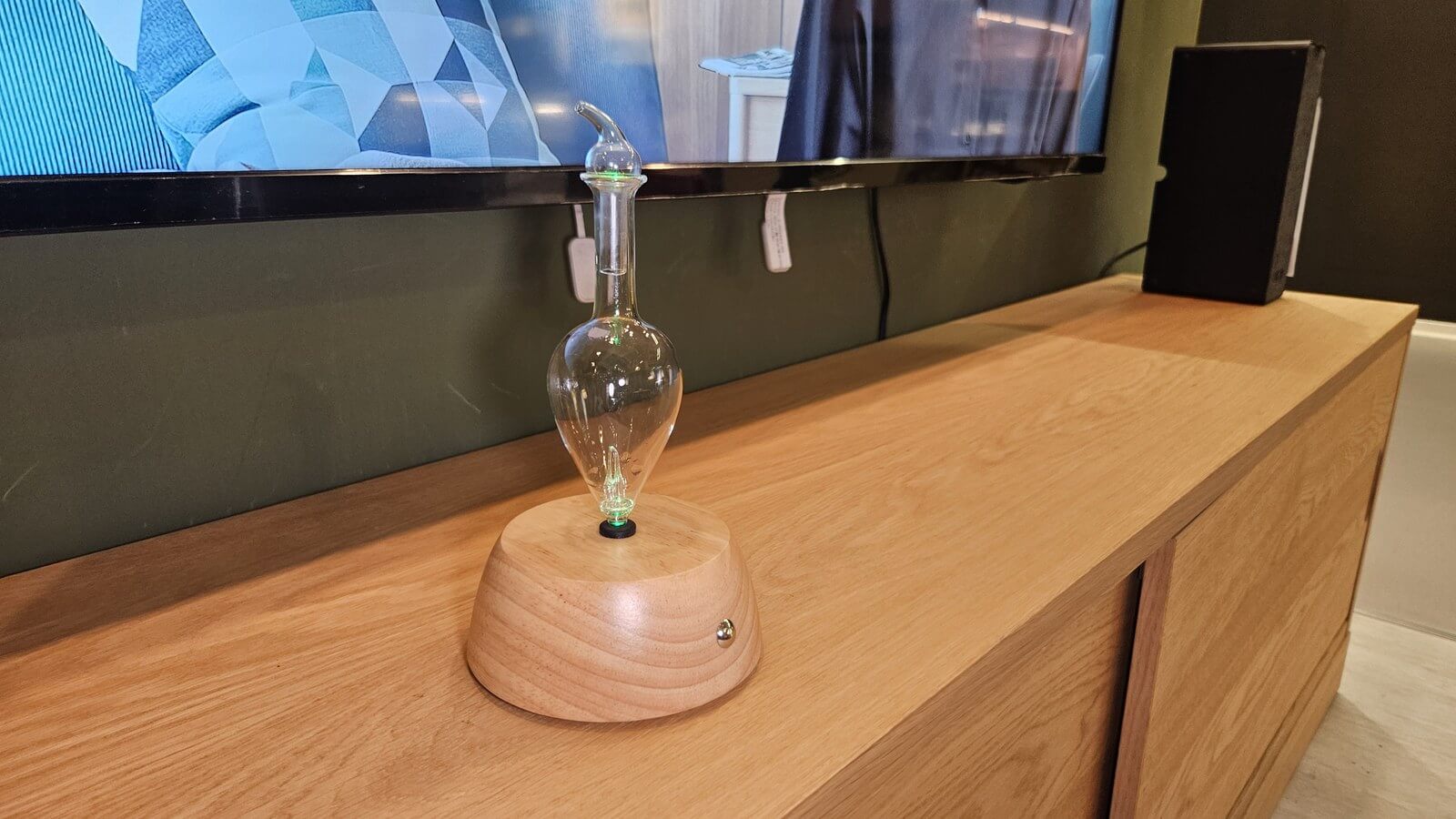 木座玻璃擴香儀擺放在客廳邊櫃上的空間情境