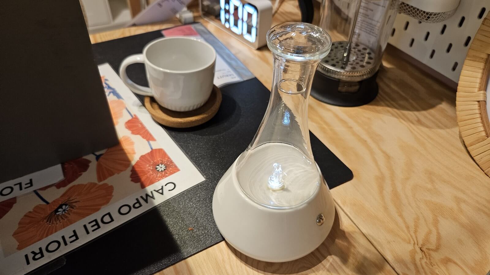白色底座的錐形瓶玻璃擴香儀放在木質桌面上
