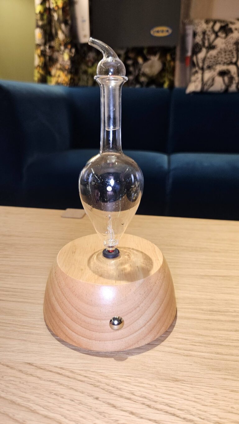 木座藍牙智控擴香儀放在客廳木桌上