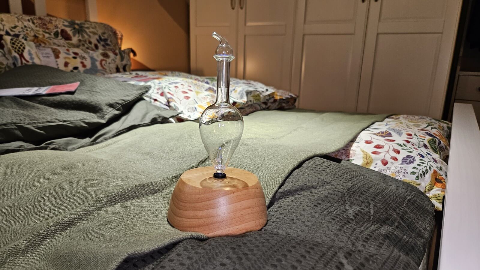 淺木底座擴香儀，為臥室空間安排偏柔和的香氣風格