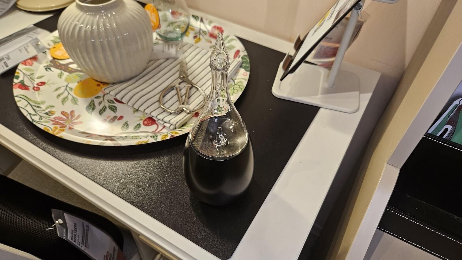 黑色底座擴香儀，放在餐邊托盤上的生活香氣場景
