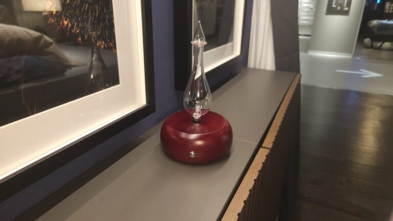 紅木底座的擴香儀，把精油原本的香氣自然帶進客廳空間。