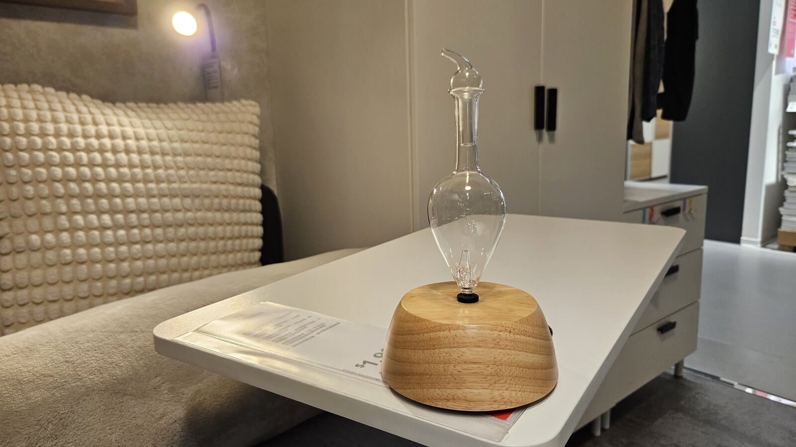 木質底座藍牙智控擴香儀放在臥室邊桌上