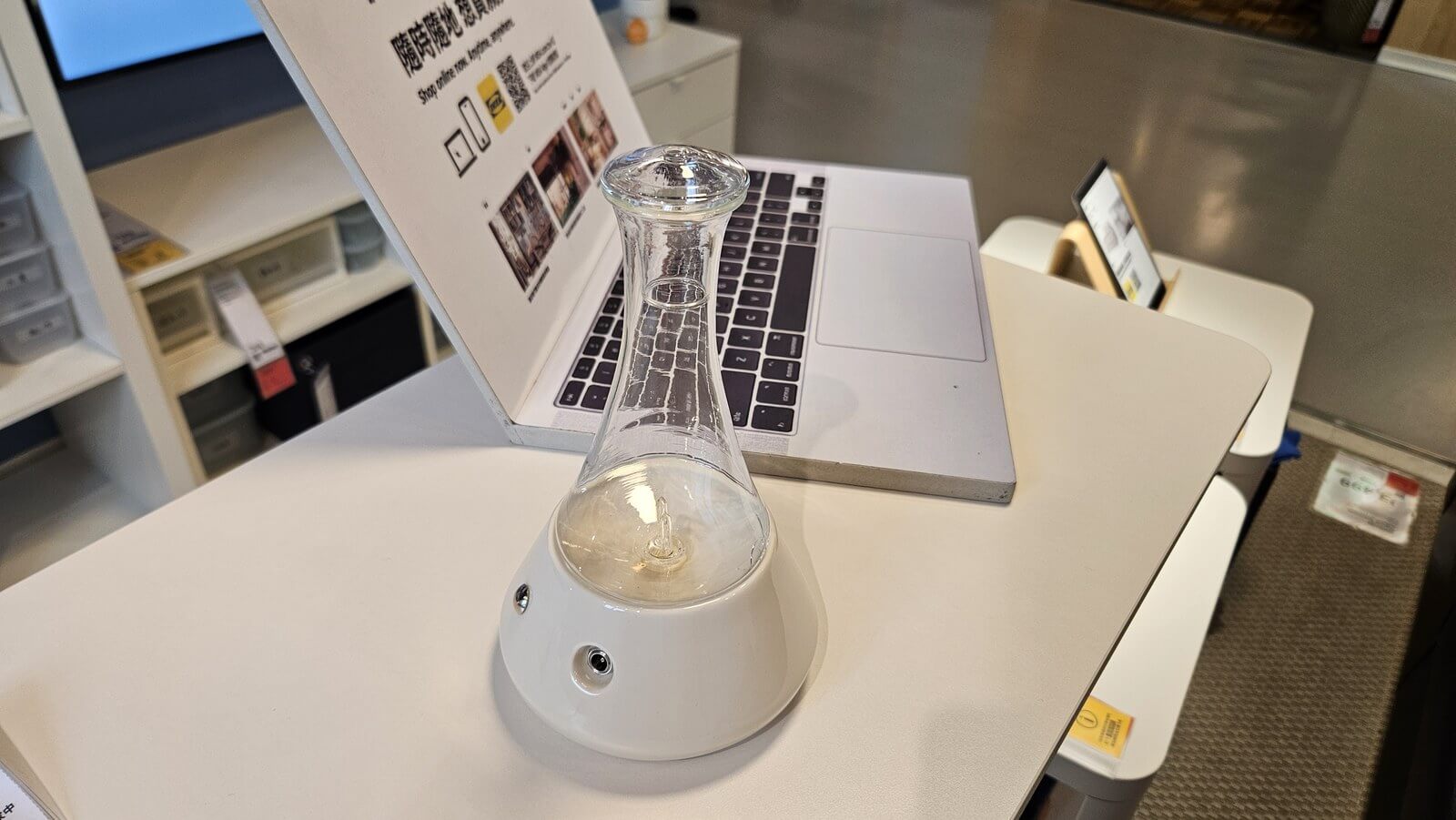 藍牙智控擴香儀的玻璃與木質底座細節，質感設計