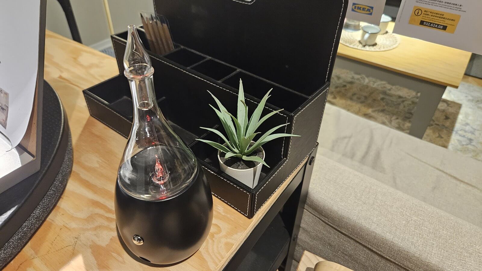 黑色蛋形底座水滴造型的不用加水擴香儀放在層架上