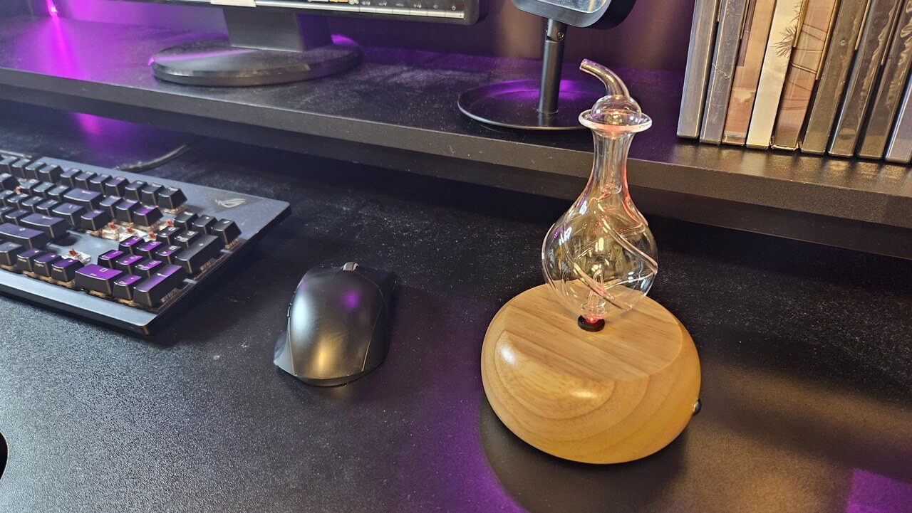 擴香儀擺放在工作桌,用手機安排空間香氣