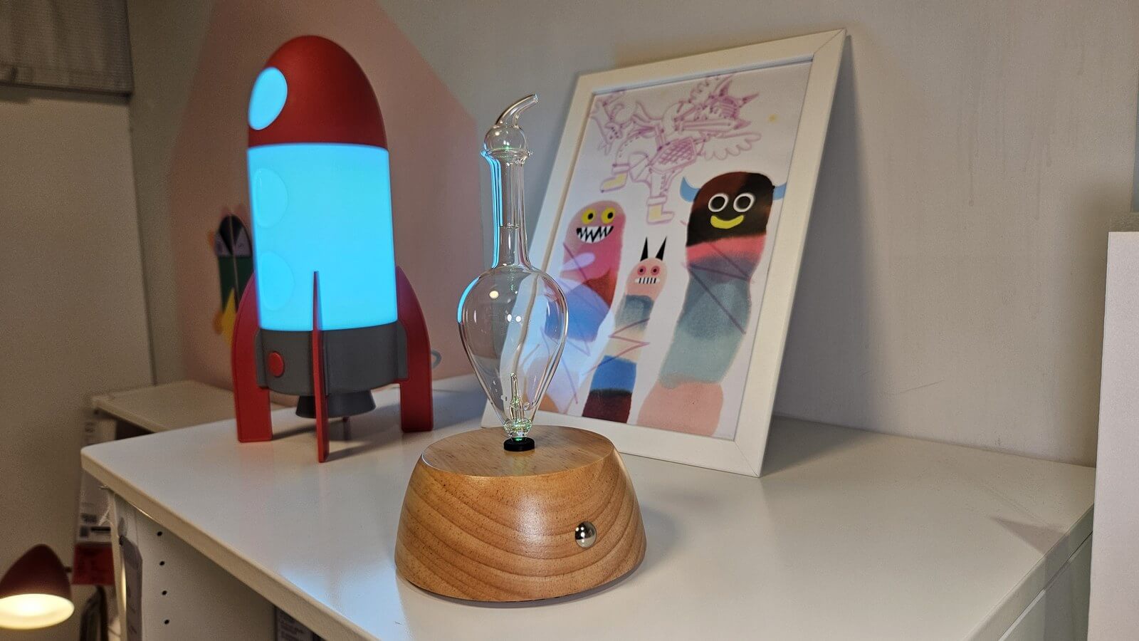 玻璃儲油結構的藍牙智控擴香儀擺在居家層架