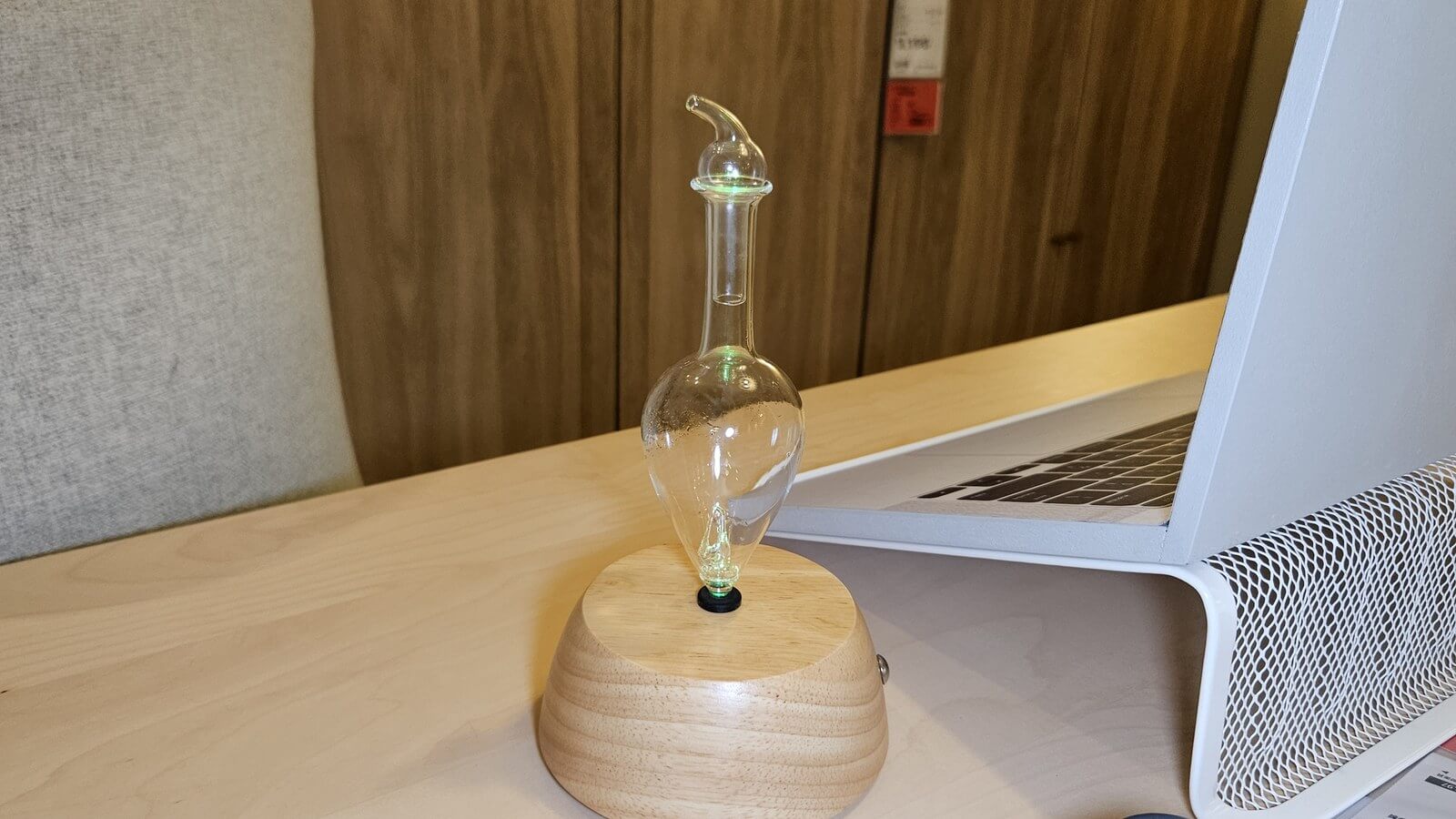 木座藍牙智控擴香儀擺在書桌工作空間