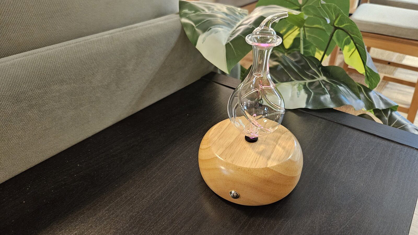 淺木座擴香儀擺在沙發旁的邊桌,是不用加水的空間香氣選擇