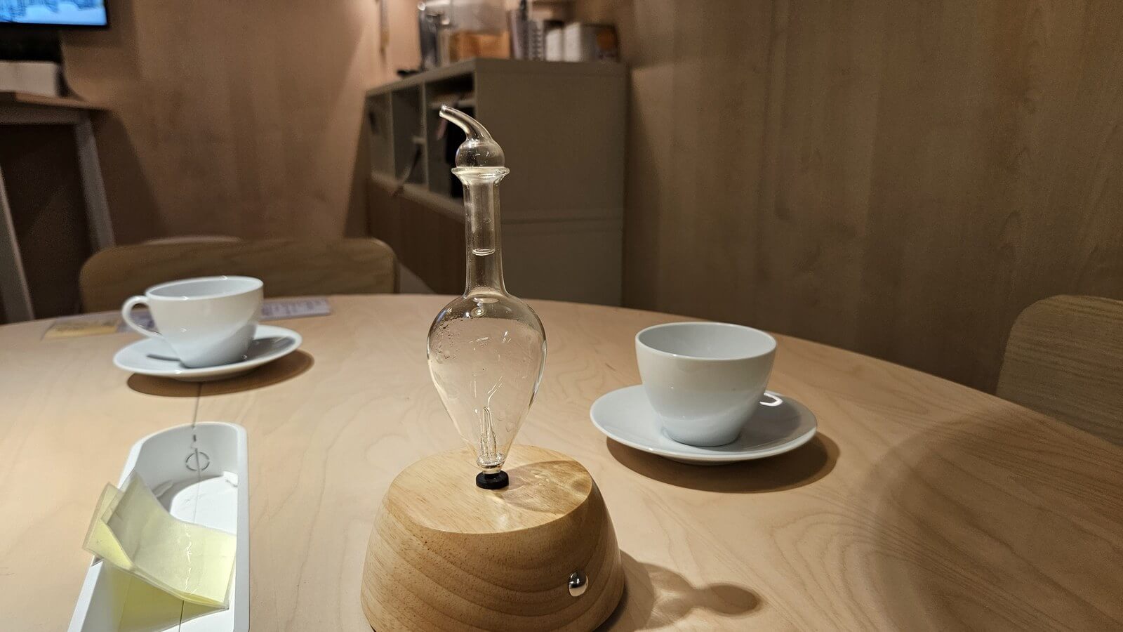 擴香儀放在餐桌上搭配茶杯,為空間安排喜歡的精油香氣
