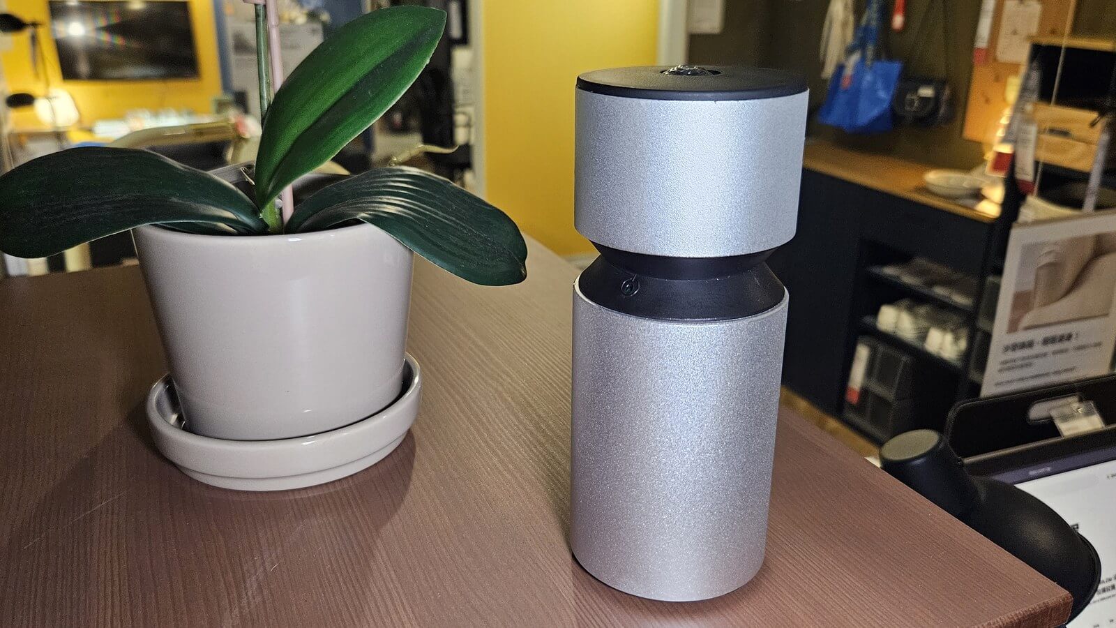 銀色鋁合金圓柱造型擴香儀與盆栽