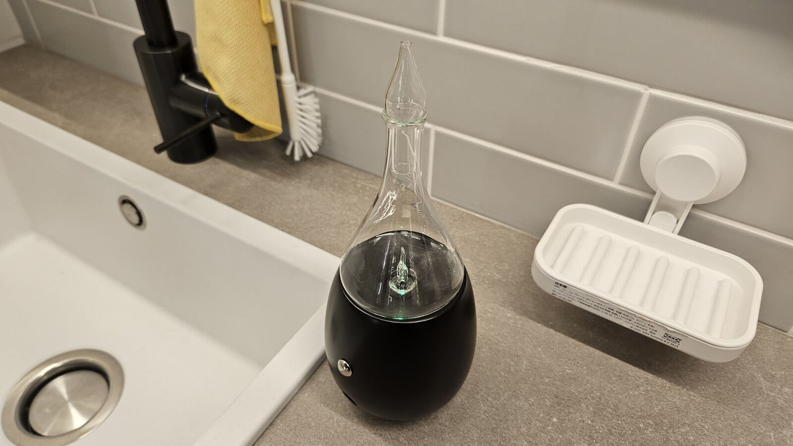 黑色蛋形座玻璃擴香儀放在水槽旁