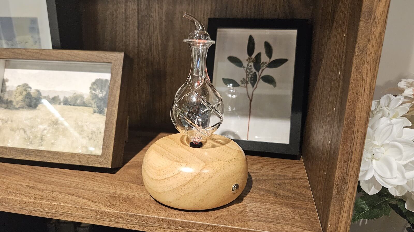 淺木圓座玻璃擴香儀放在層架與畫框旁