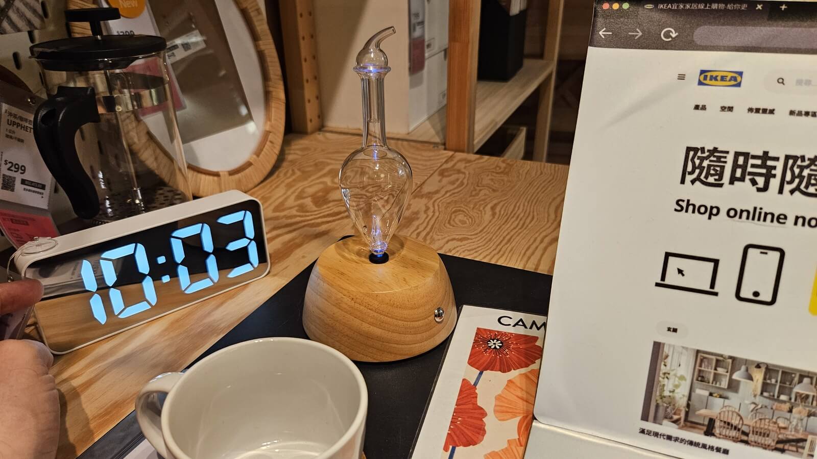 木座玻璃擴香儀，擺在工作桌與咖啡杯旁的使用情境